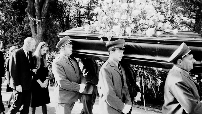 Der Sarg von Jochen Rindt wird zu Grabe getragen, dahinter Ehefrau Nina. Der Sarg von Jochen Rindt wird zu Grabe getragen, dahinter Ehefrau Nina.