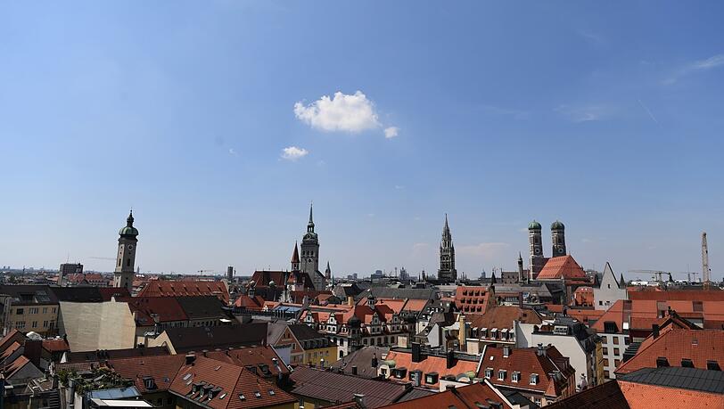 Münchens Skyline - lange gingen die Mieten in der Landeshauptstadt nur in eine Richtung: nach oben. Nun scheint sich der Markt zu entspannen. (Archivbild)