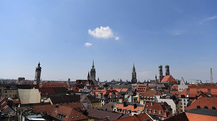 Münchens Skyline - lange gingen die Mieten in der Landeshauptstadt nur in eine Richtung: nach oben. Nun scheint sich der Markt zu entspannen. (Archivbild)