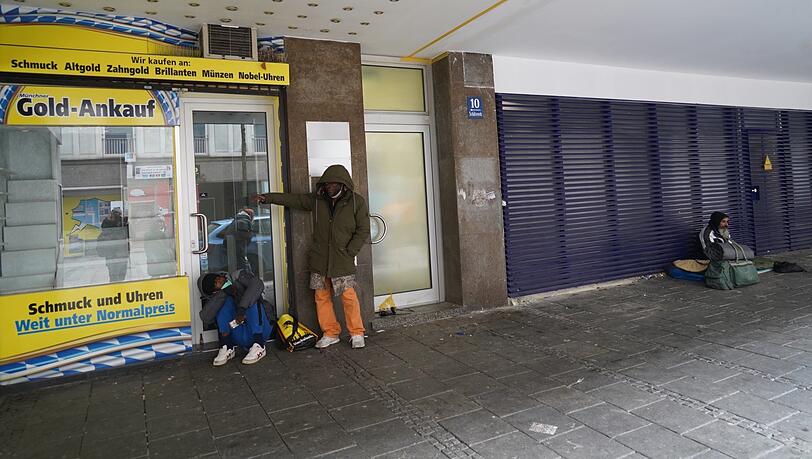Obdachlose vor den verlassenen Läden unter den Arkaden sind längst ein gewohntes Bild in der Schützenstraße. Für sie fehlen Toiletten. Obdachlose vor den verlassenen Läden unter den Arkaden sind längst ein gewohntes Bild in der Schützenstraße. Für sie fehlen Toiletten.