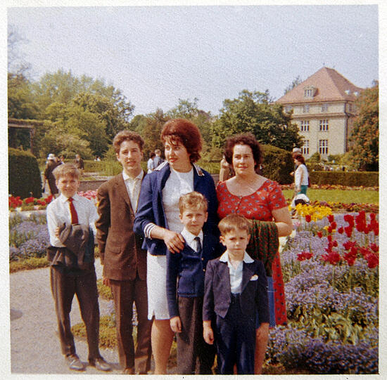 Das Bild vom Botanischen Garten 1965, zeigt meine Mutter, meine große Cousine, meine drei Brüder und mich (links) im Sonntagsgewand.