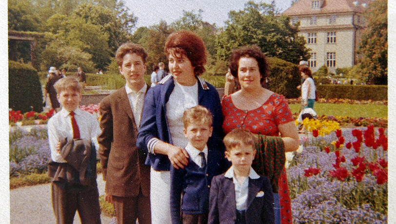 Das Bild vom Botanischen Garten 1965, zeigt meine Mutter, meine große Cousine, meine drei Brüder und mich (links) im Sonntagsgewand. Das Bild vom Botanischen Garten 1965, zeigt meine Mutter, meine große Cousine, meine drei Brüder und mich (links) im Sonntagsgewand.