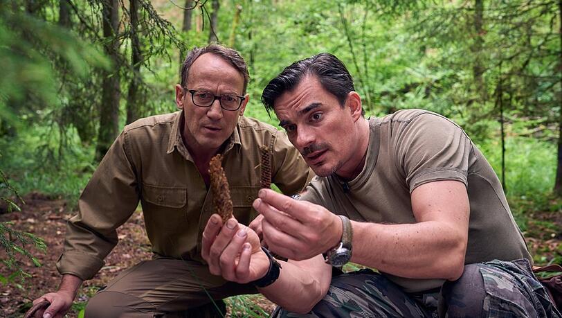 "Blackout bei Wellmanns": Der Afghanistan-Veteran Leschke (Hannes Wegener, r.) bringt Thomas Wellmann (Wotan Wilke Möhring) bei, was man zum Überleben in der Wildnis wissen muss.