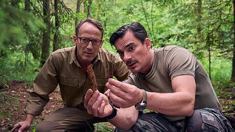 "Blackout bei Wellmanns": Der Afghanistan-Veteran Leschke (Hannes Wegener, r.) bringt Thomas Wellmann (Wotan Wilke Möhring) bei, was man zum Überleben in der Wildnis wissen muss.