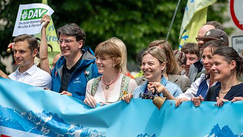 Katharina Schulze (vorn, Zweite von rechts), Fraktionsvorsitzende der bayerischen Grünen im Landtag, nahm ebenfalls an dem Protest teil.