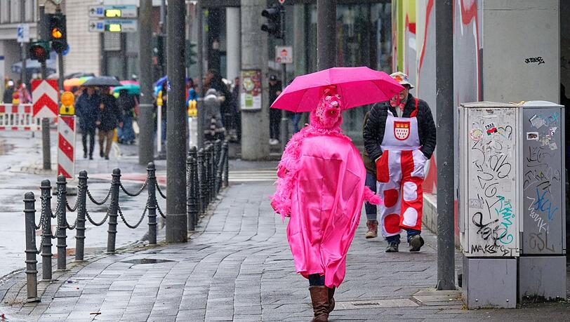 Auch am Dienstag kommt es nass vom Himmel.