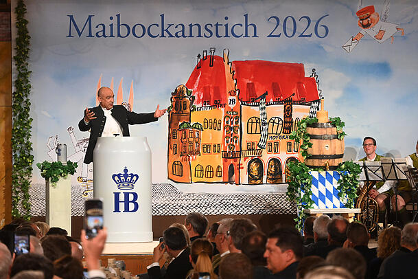 Django As&uuml;l spricht beim Maibock-Anstich 2026 im Festsaal des Hofbr&auml;uhaus. +++ dpa-Bildfunk +++