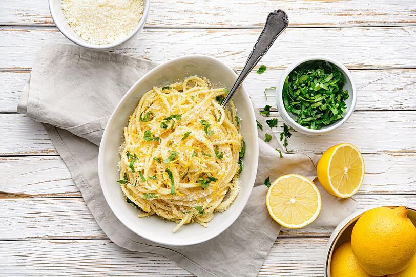 Vor allem als Würzmittel finden sich der Saft sowie die Schale von Zitronen in vielen Rezepten für Speisen und Getränke. So verleiht Zitronenschale Pasta-, Fisch- und Hühnchen-Gerichten eine säuerlich-fruchtige Note. In Kuchen und auch in Mineralwasser oder im Tee mit Honig hat sich die Zitrone zudem als Hausmittel gegen Erkältungssymptome bewährt. Vor allem als Würzmittel finden sich der Saft sowie die Schale von Zitronen in vielen Rezepten für Speisen und Getränke. So verleiht Zitronenschale Pasta-, Fisch- und Hühnchen-Gerichten eine säuerlich-fruchtige Note. In Kuchen und auch in Mineralwasser oder im Tee mit Honig hat sich die Zitrone zudem als Hausmittel gegen Erkältungssymptome bewährt.