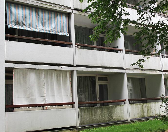Kostbarer Wohnraum: Die Stadt lässt diese Wohnungen in Harlaching vergammeln.