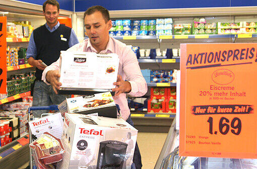 Einkaufen mal anders. Beim Speedshopping im Lidl dürfen sich fünf Münchner nach Lust und Laune bedienen - ohne dafür zu zahlen. Allerdings haben sie nur drei Minuten Zeit dafür. Die besten Bilder von einer rasanten Einkaufstour.