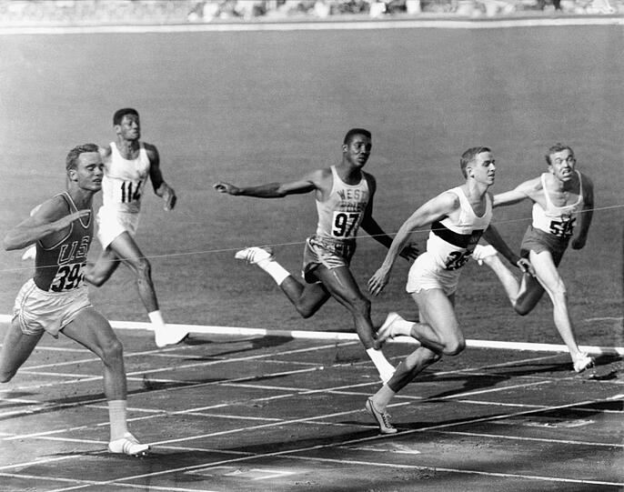 Sprint-Legende Armin Hary (2. v. r.) 1960 in Rom.