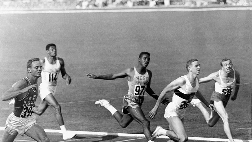 Sprint-Legende Armin Hary (2. v. r.) 1960 in Rom. Sprint-Legende Armin Hary (2. v. r.) 1960 in Rom.