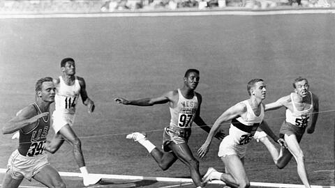 Sprint-Legende Armin Hary (2. v. r.) 1960 in Rom.