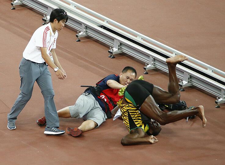 Der tiefe Fall des Usain Bolt: Ein Kameramann auf zwei Rädern brachte den Sprint-Superstar aus dem Tritt.