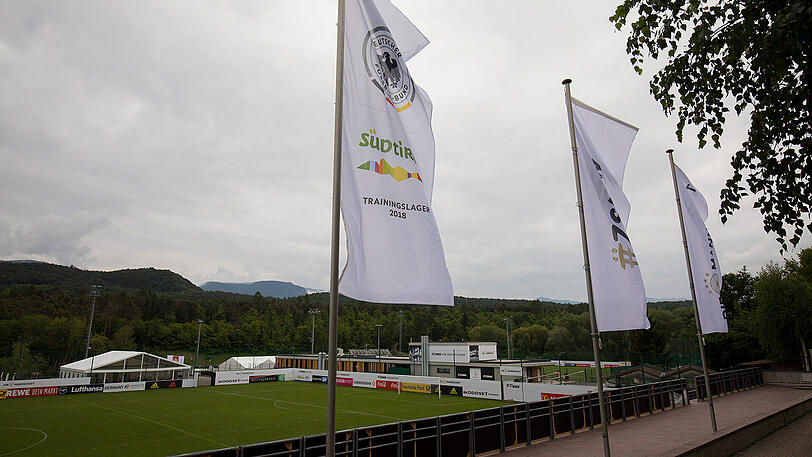 Die deutsche Nationalmannschaft bereitet sich in Eppan (Südtirol) auf die kommende WM vor. Klicken Sie sich in der Bilderstrecke durch Fotos vom Hotel- und Trainingsgelände.