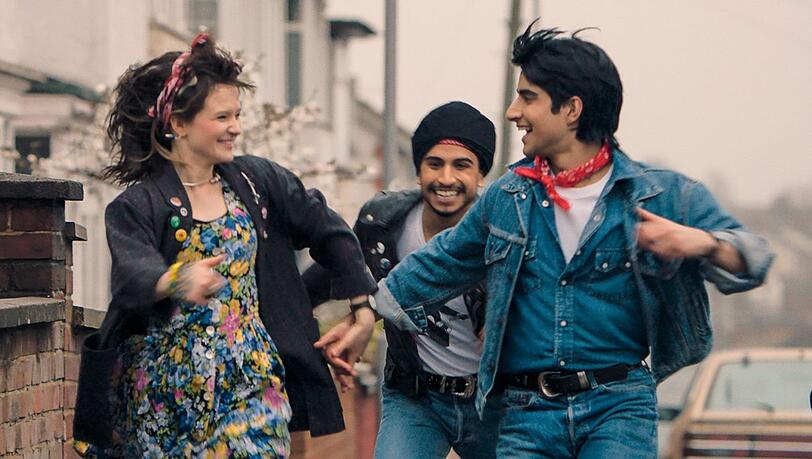 Nell Williams als Eliza, Aaron Phagura als Roops und Viveik Kalra als Javed. Nell Williams als Eliza, Aaron Phagura als Roops und Viveik Kalra als Javed.