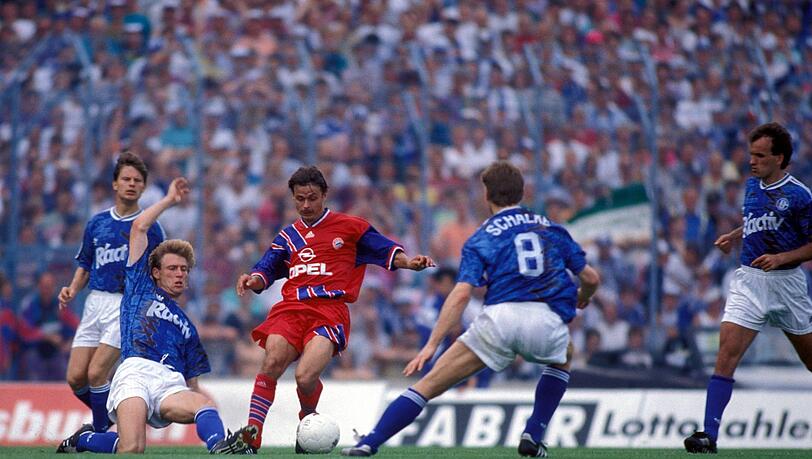 Verspielt mit Bayern 1993 die Schale: Olaf Thon (r.). Verspielt mit Bayern 1993 die Schale: Olaf Thon (r.).