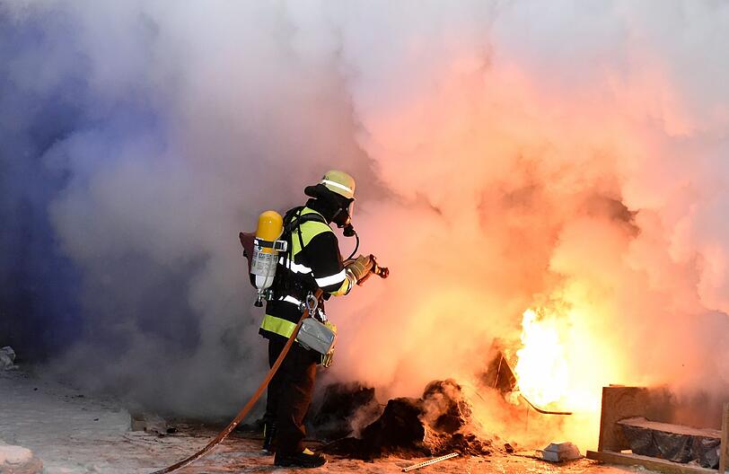 Ein kleiner Stromkasten löste am Montagabend einen vergleichsweise spektakulären Brand aus. Hier die Bilder vom Einsatz.