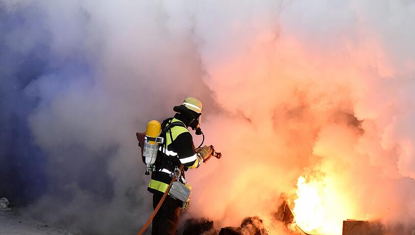 Ein kleiner Stromkasten löste am Montagabend einen vergleichsweise spektakulären Brand aus. Hier die Bilder vom Einsatz. Ein kleiner Stromkasten löste am Montagabend einen vergleichsweise spektakulären Brand aus. Hier die Bilder vom Einsatz.