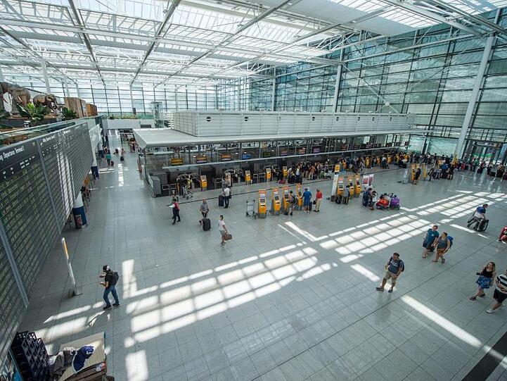 Blick in ein Terminal des Münchner Flughafens. Foto: Lino Mirgeler/Archiv