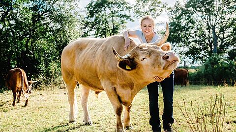 Heimatverbunden: Tierärztin und CDU-Politikerin Sabine Buder streichelt einen Bullen auf der Weide.