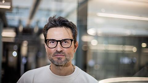 Simon Verhoeven, Regisseur und Drehbuchautor, steht am Rande eines Gesprächs im dpa-Newsroom.