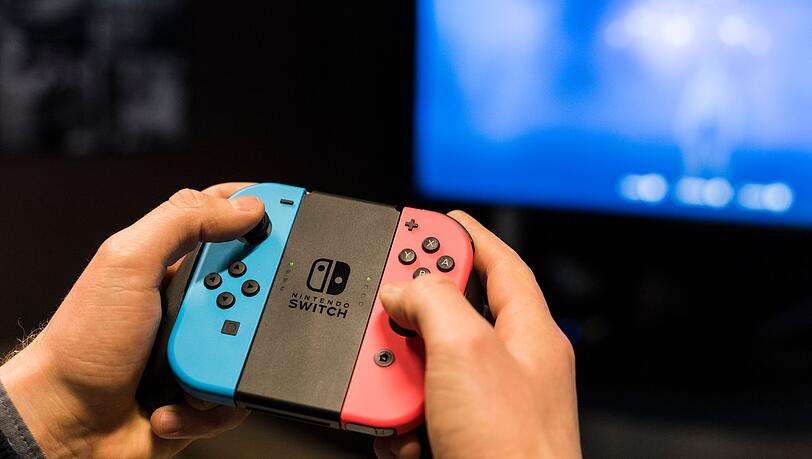Die ursprüngliche Generation der Switch-Konsolen blieb als günstigerer Einstiegsweg in die Nintendo-Welt im Angebot. (Archivbild) Die ursprüngliche Generation der Switch-Konsolen blieb als günstigerer Einstiegsweg in die Nintendo-Welt im Angebot. (Archivbild)