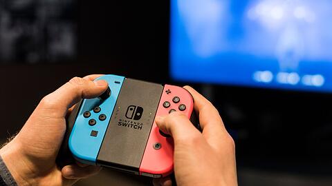 Die urspr&uuml;ngliche Generation der Switch-Konsolen blieb als g&uuml;nstigerer Einstiegsweg in die Nintendo-Welt im Angebot. (Archivbild)