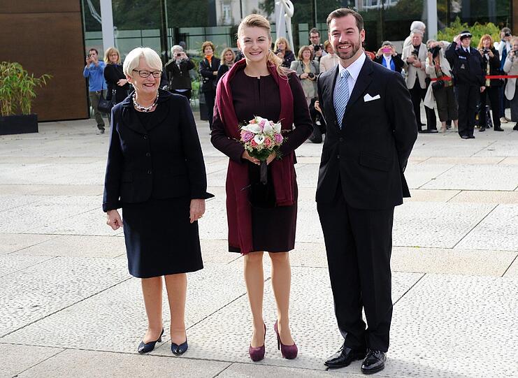 Das Paar posiert am Freitag mit der Familienministerin des Großherzogtums, Marie-Josee Jacobs. Die Märchenhochzeit findet am Samstag statt.