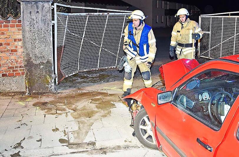 Bilder vom Verkehrsunfall in Planegg: Der Fahrer verlor die Kontrolle über seinen Wagen und krachte gegen das Tor einer Einfahrt.