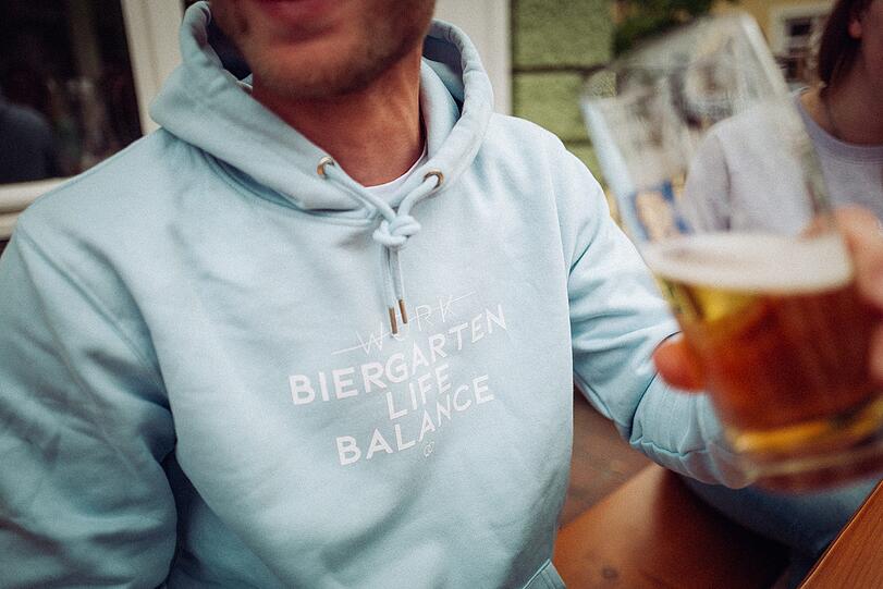 Biergarten Life Balance! Bavarian Couture widmet die neue Kollektion dem dolce Vita in der bayerischen Heimat.