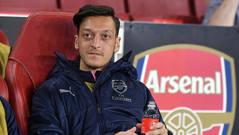 Mesut Özil auf der Bank des FC Arsenal Mesut Özil auf der Bank des FC Arsenal