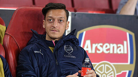 Mesut Özil auf der Bank des FC Arsenal