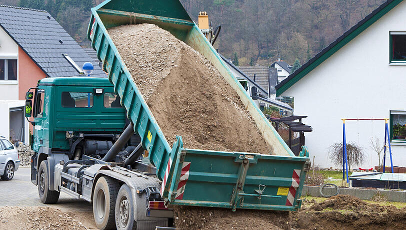 Der Kieslaster schüttete seine Ladung in die falsche Einfahrt. (Symbolbild) Der Kieslaster schüttete seine Ladung in die falsche Einfahrt. (Symbolbild)