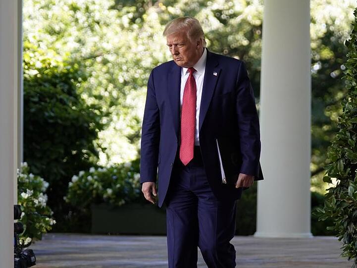 In einer Befragung äußerten sich 60 Prozent negativ über Trumps Umgang mit der Pandemie, nur noch 38 Prozent befürworteten Trumps Vorgehen.