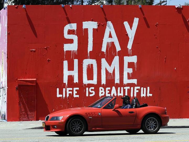 "Bleib zu Hause, das Leben ist schön" steht auf einer Wand in Los Angeles geschrieben.