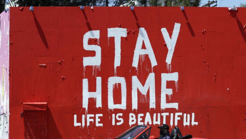 "Bleib zu Hause, das Leben ist schön" steht auf einer Wand in Los Angeles geschrieben. "Bleib zu Hause, das Leben ist schön" steht auf einer Wand in Los Angeles geschrieben.