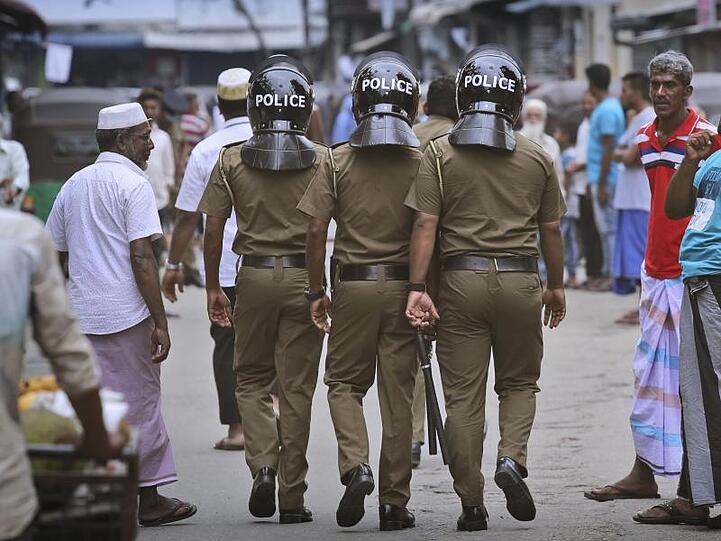 Polizisten patrouillieren in einer muslimischen Nachbarschaft von Colombo, bevor die Freitagsgebete abgehalten werden.