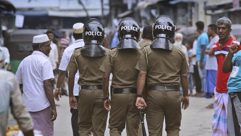 Polizisten patrouillieren in einer muslimischen Nachbarschaft von Colombo, bevor die Freitagsgebete abgehalten werden. Polizisten patrouillieren in einer muslimischen Nachbarschaft von Colombo, bevor die Freitagsgebete abgehalten werden.