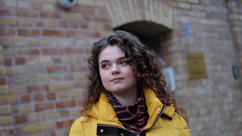 Die Schülerin Lidia Edel ist Leiterin des Kunstprojekts Synagogentür Halle. Die Schülerin Lidia Edel ist Leiterin des Kunstprojekts Synagogentür Halle.