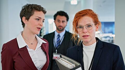"Verunsichert - Alles Gute für die Zukunft": Für die Freundschaft von Franziska (Henny Reents, r.) und Judith (Karoline Bär) wird ein Rechtsstreit zur Belastungsprobe.