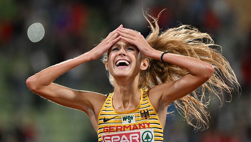 Konstanze Klosterhalfen (M) aus Deutschland jubelt über die Goldmedaille.
