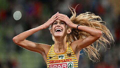 Konstanze Klosterhalfen (M) aus Deutschland jubelt über die Goldmedaille.