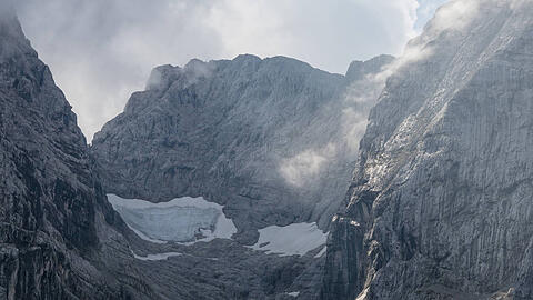 Der Blaueisgletscher ist der nördlichste Gletscher der Alpen, in der Mitte befindet sich der Hochkalter.
