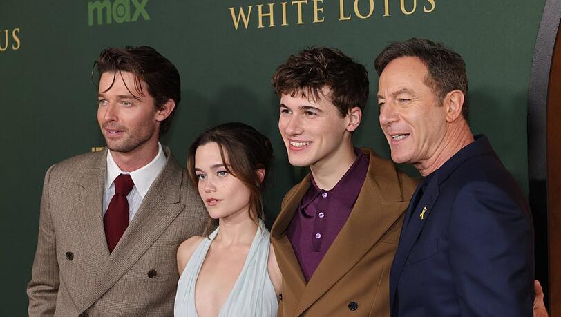 Jason Isaac (r.) mit Seriensohn Patrick Schwarzenegger (l.) bei der Premiere von "White Lotus".