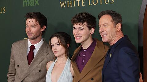 Jason Isaac (r.) mit Seriensohn Patrick Schwarzenegger (l.) bei der Premiere von "White Lotus".