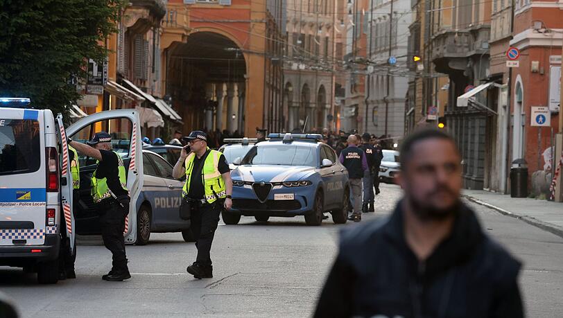 Im norditalienischen Modena fuhr ein Auto in eine Menschenmenge. Im norditalienischen Modena fuhr ein Auto in eine Menschenmenge.