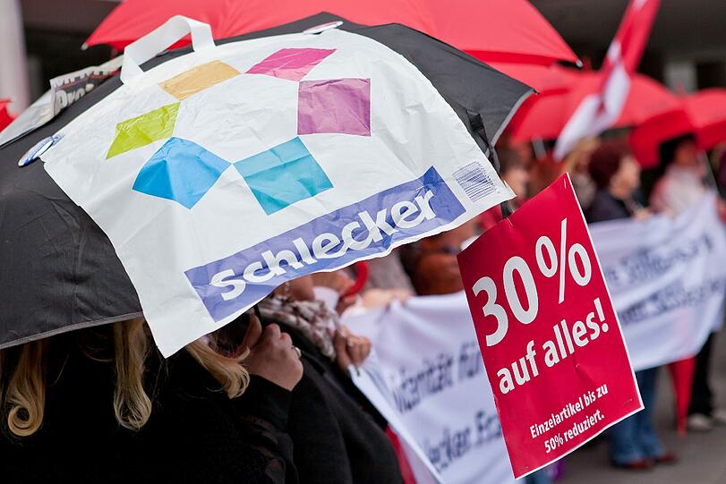 Vor dem Versammlungsort demonstrierten hunderte Verkäuferinnen des
einstigen Branchenprimus.