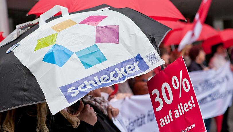 Vor dem Versammlungsort demonstrierten hunderte Verkäuferinnen des
einstigen Branchenprimus. Vor dem Versammlungsort demonstrierten hunderte Verkäuferinnen des
einstigen Branchenprimus.
