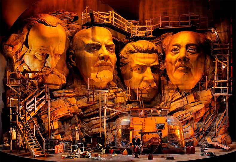 Statt der US-Präsidenten blicken hier Marx, Lenin, Stalin und Mao (von links) vom Mount Rushmore auf die Neidhöhle Mimes im &bdquo;Siegfried&ldquo;, dem dritten Teil von Wagners &bdquo;Ring&ldquo;.